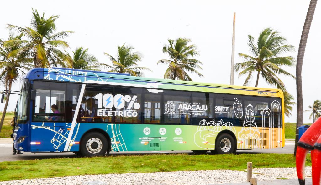 Ônibus 100% elétrico no pátio