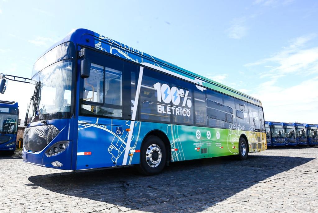 ônibus 100% elétricos no pátio