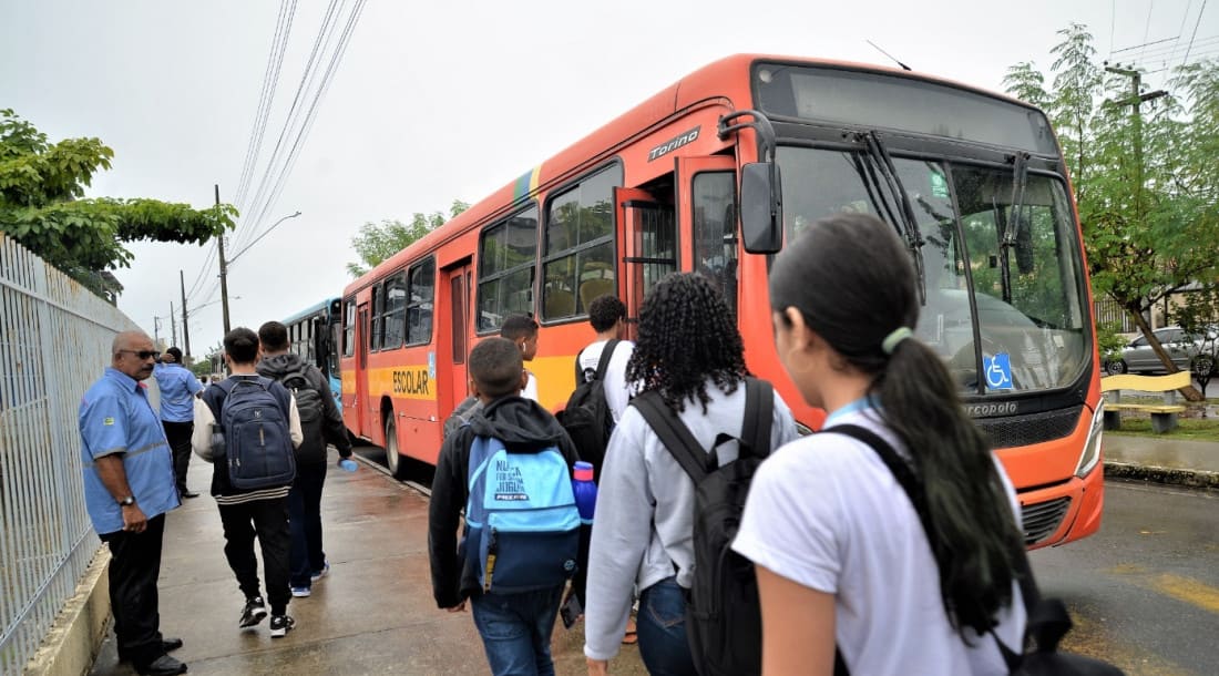 Ônibus escolar na frente da escola
