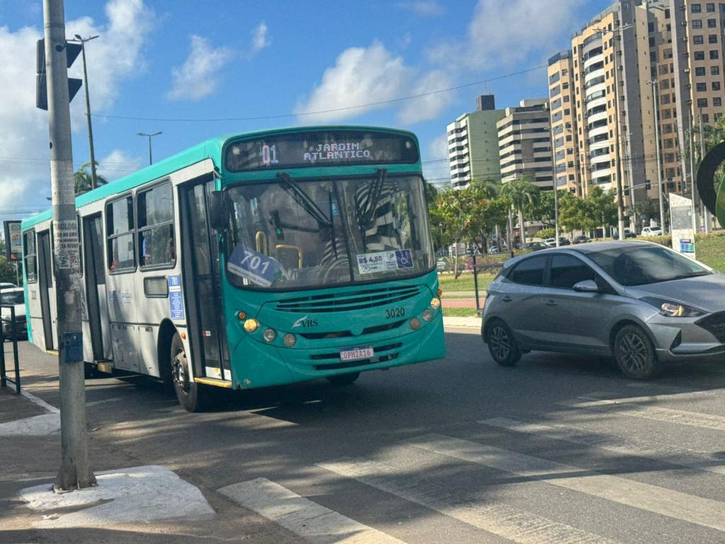 Ônibus na avenida de Aracaju