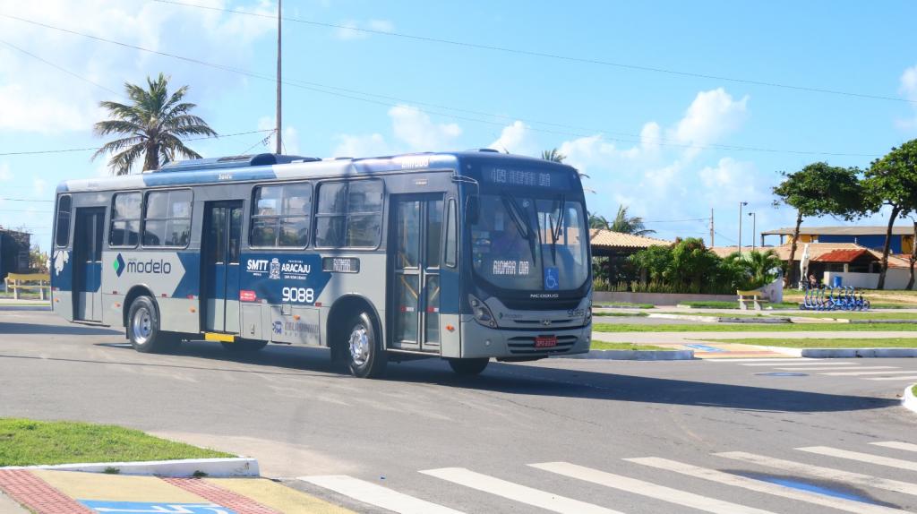 Ônibus na avenida de Aracaju