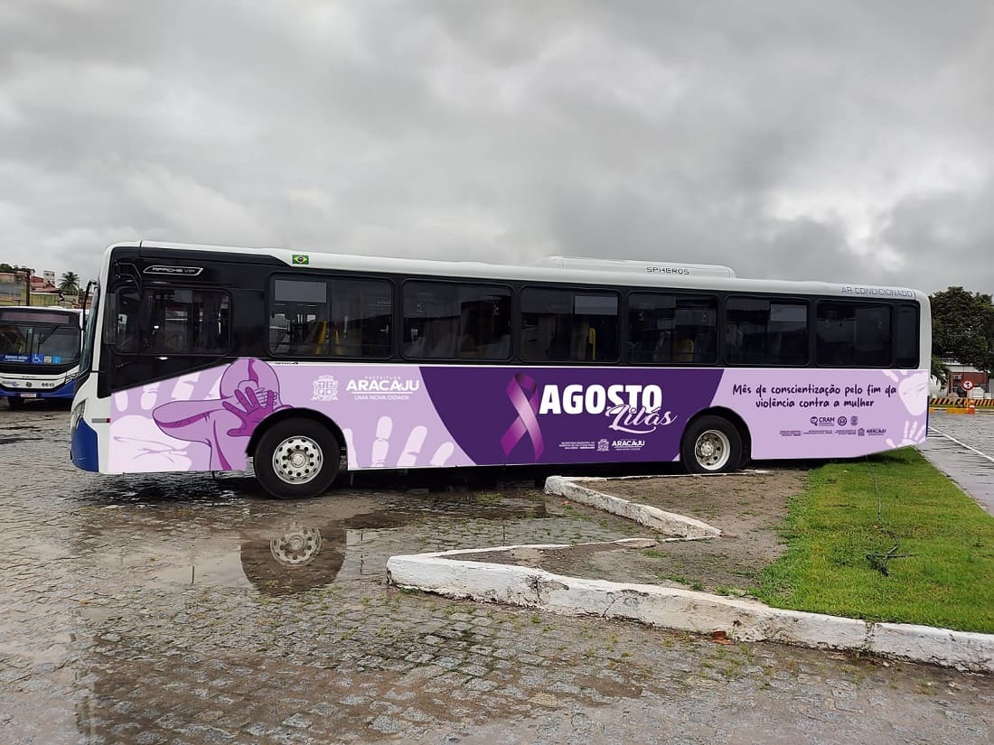 Ônibus temáticos do Agosto Lilás
