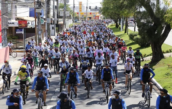 Centenas de ciclistas na Av. em Aracaju 