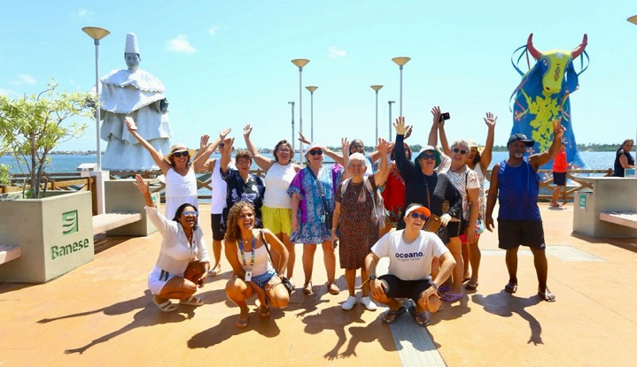 Grupo de turistas no Largo da Gente Sergipana