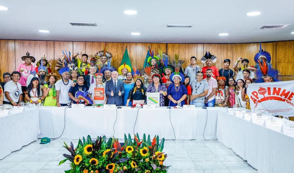 Márcio Macedo e a equipe indígenas