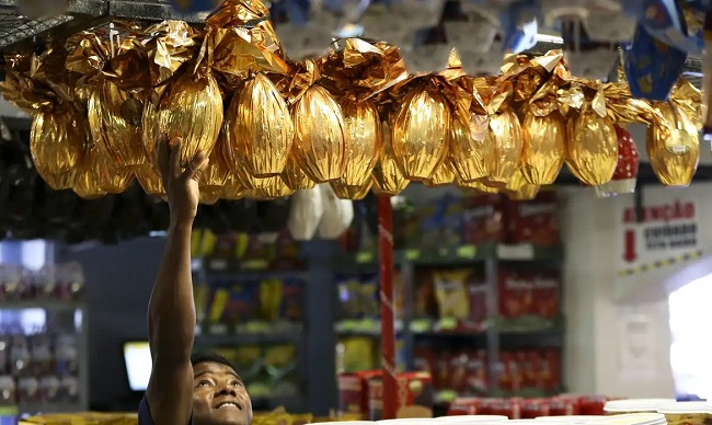 Ovos de Páscoa pendurado no supermercado 