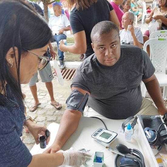 Homem fazendo exame de sangue em Areia Branca