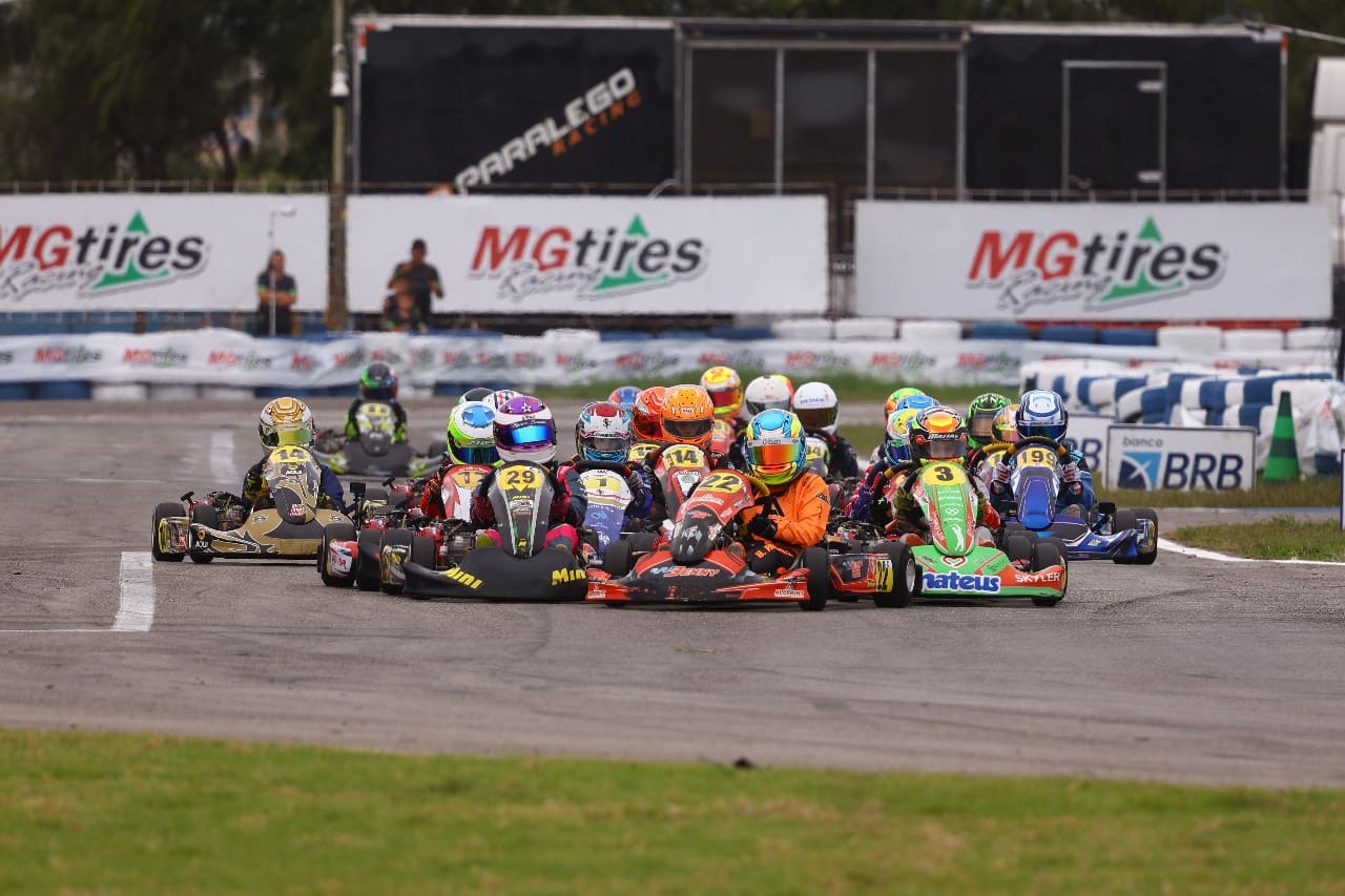  Karts na pistas disputando a 26ª edição da Copa Brasil de Kart 