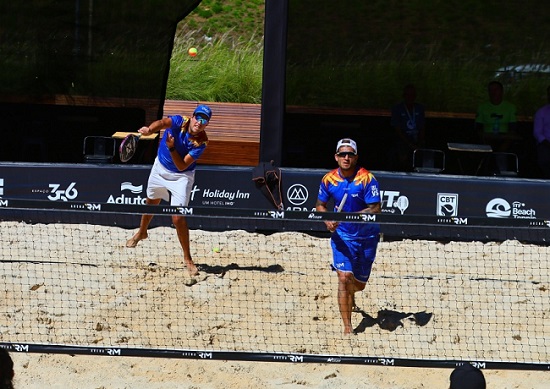 Dois jogadores de Beach Tennis 