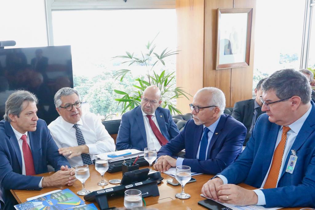 Reunião: na mesa Edvaldo Nogueira e Haddad