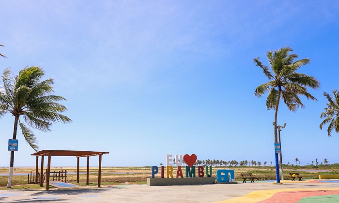 Orla da praia da cidade de Pirambu