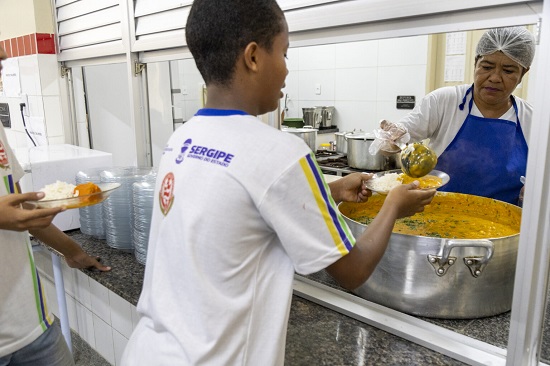 Aluno recebendo alimentação