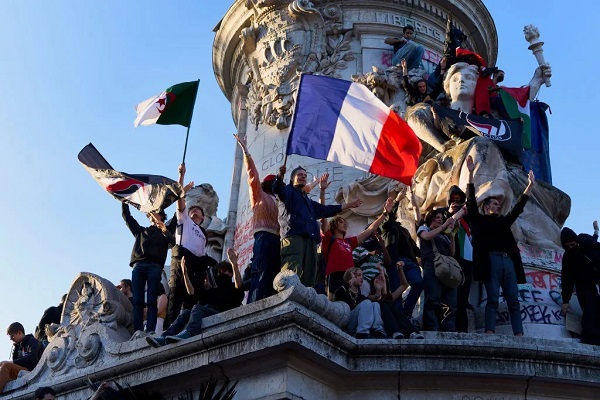 Franceses comemoram vitória da Nova Frente Popular