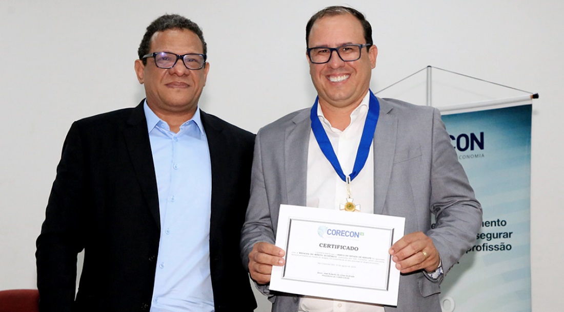 Recebendo a Medalha do Mérito Econômico