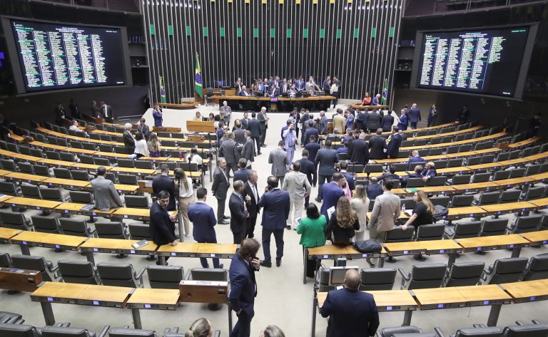 A Câmara dos Deputados aprovou um novo projeto de lei para o Programa Emergencial de Retomada do Setor de Eventos (Perse), com um teto fiscal de R$ 15 bilhões até 2026