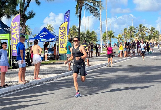 Atleta correndo na competição de Triatlo 