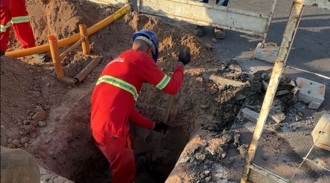 Homem trabalhando na obra da Sergas