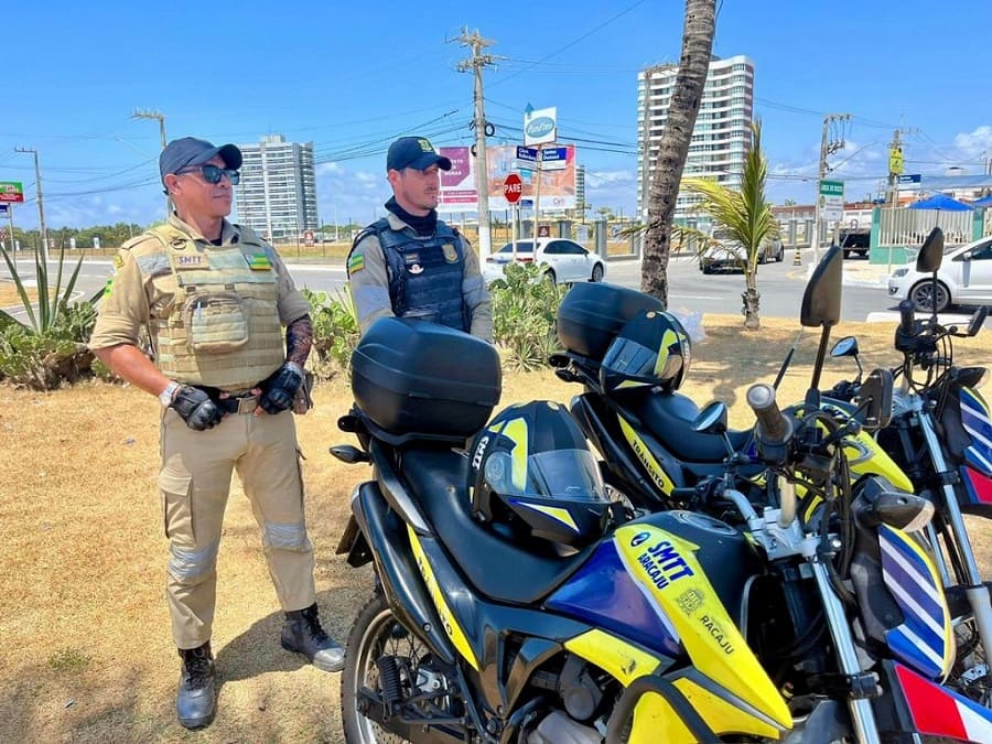 Agentes de trânsito na Orla da Atalaia