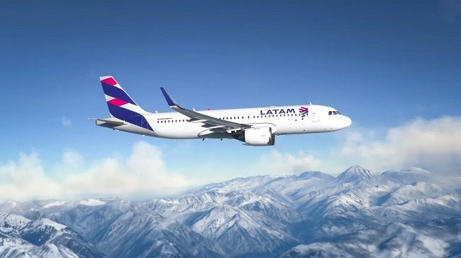 Avião da Latam no céu