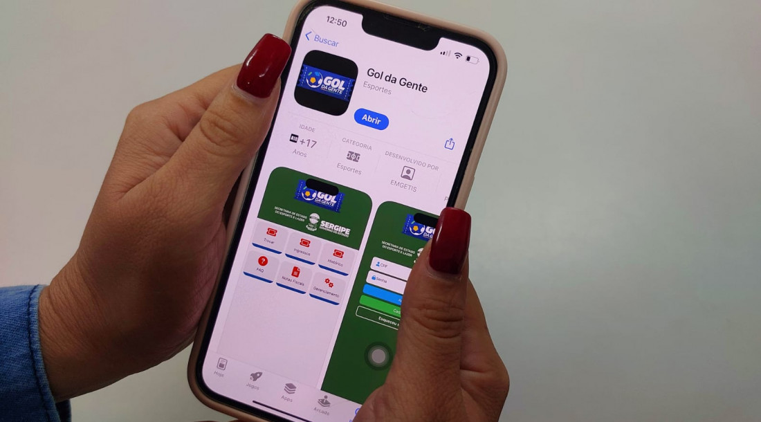 Celular mostrando o aplicativo 'Gol da Gente'