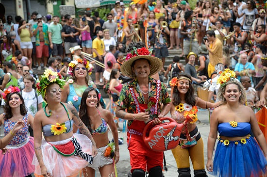 Carnaval: 6 pessoas no bloquinho de rua