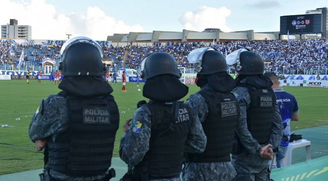 Polícia Militar fazendo segurança na Arena Batistão