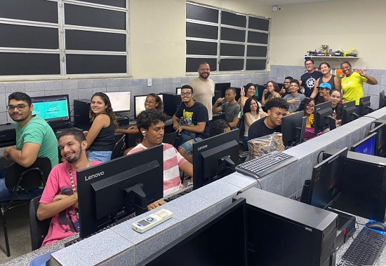 Alunos da Rede Estadual de Sergipe fazendo inscrições online do Sisu 