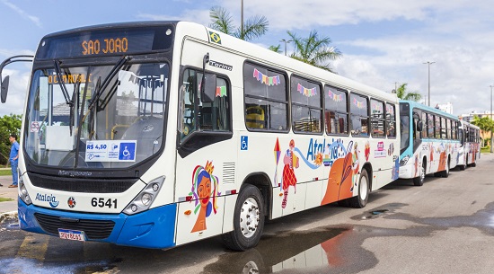 Três ônibus estacionados