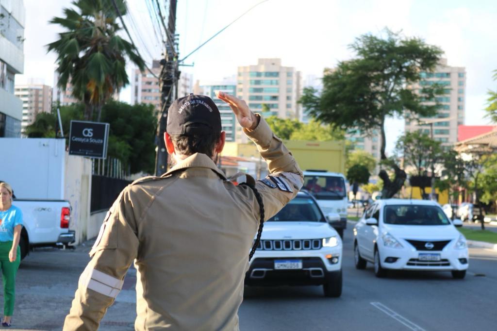 Guarda de Trânsito da SMTT na avenida de Aracaju