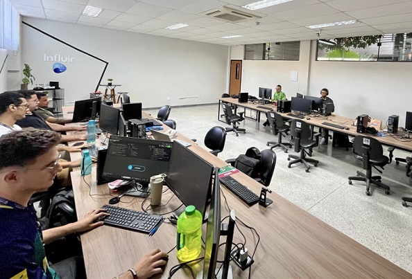 Estudantes na mesa com computadores