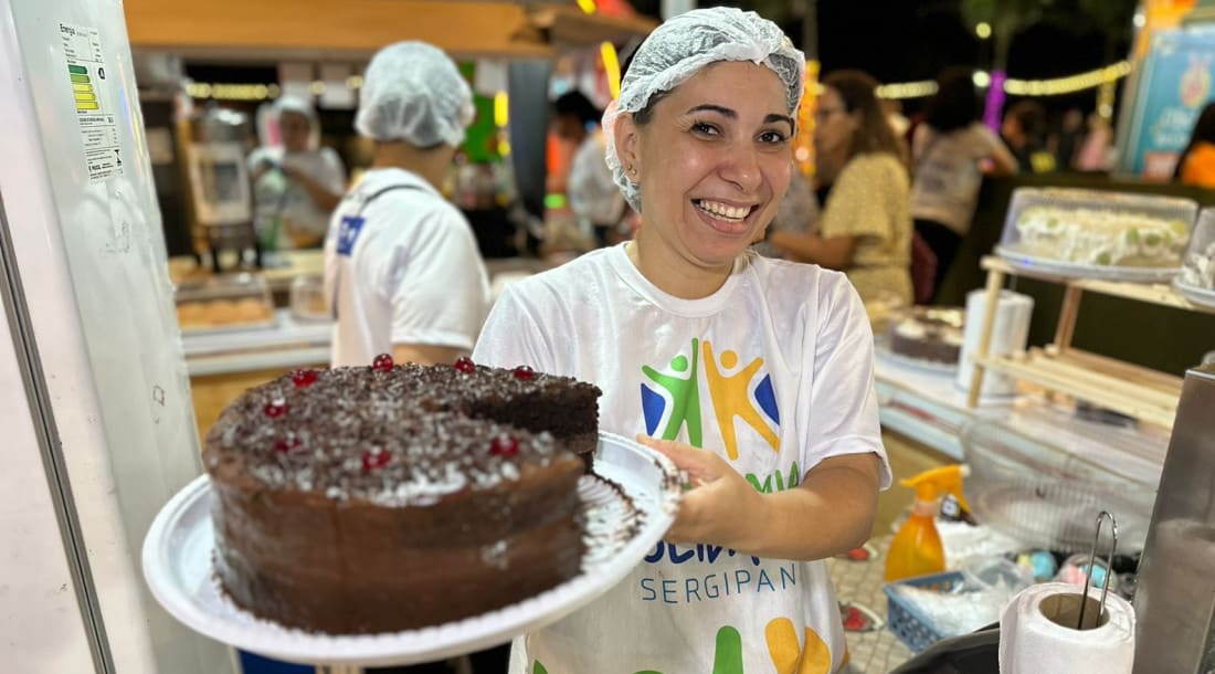 Mulher vendendo bolo na loja na Orla