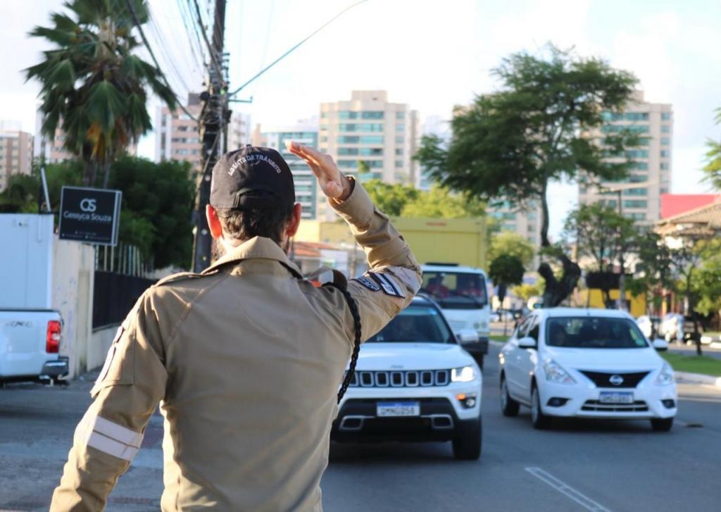 Agente de Trânsito na avenida em Aracaju