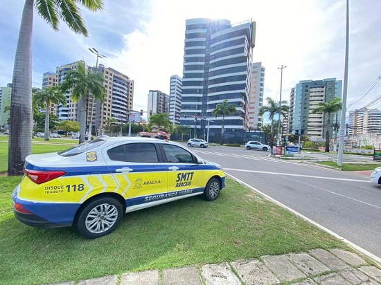 Carro da SMTT na avenida em Aracaju