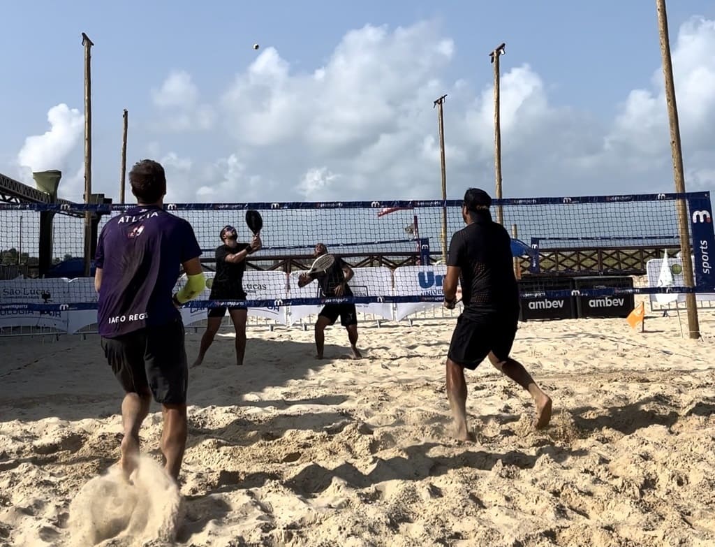 Jogo de beach tennis