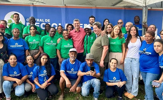 Marcio Macedo e integrantes da cooperativa de materiais recicláveis