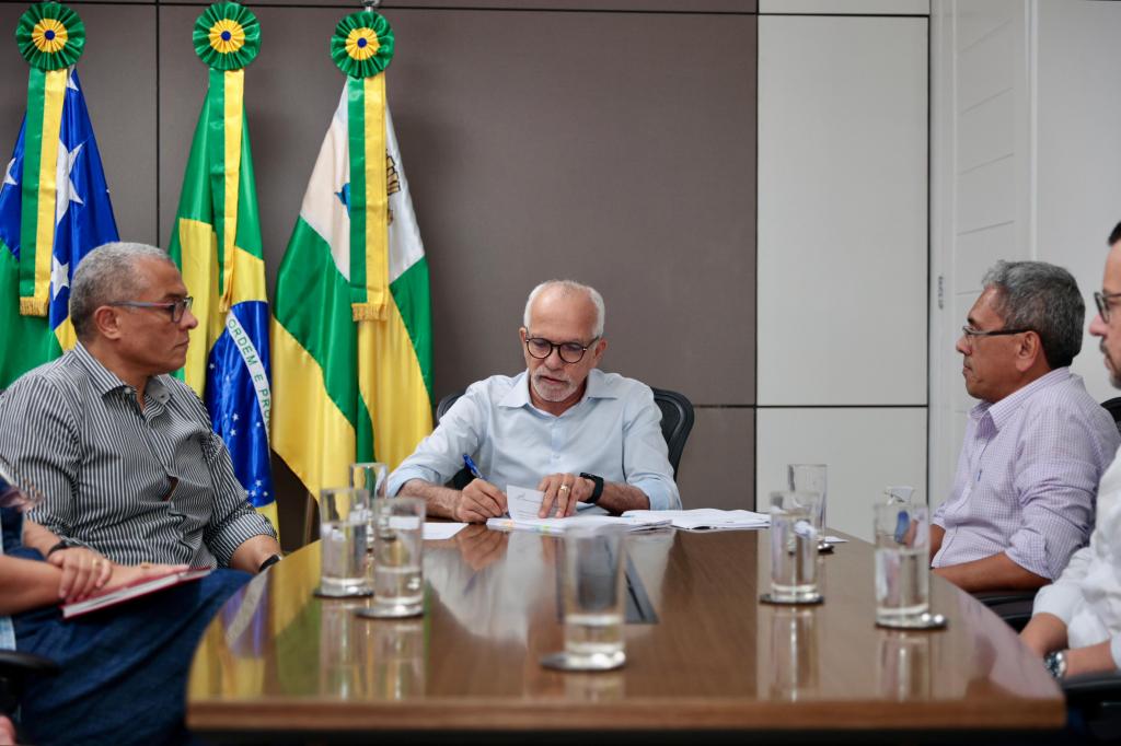 O prefeito Edvaldo Nogueira assinando documento