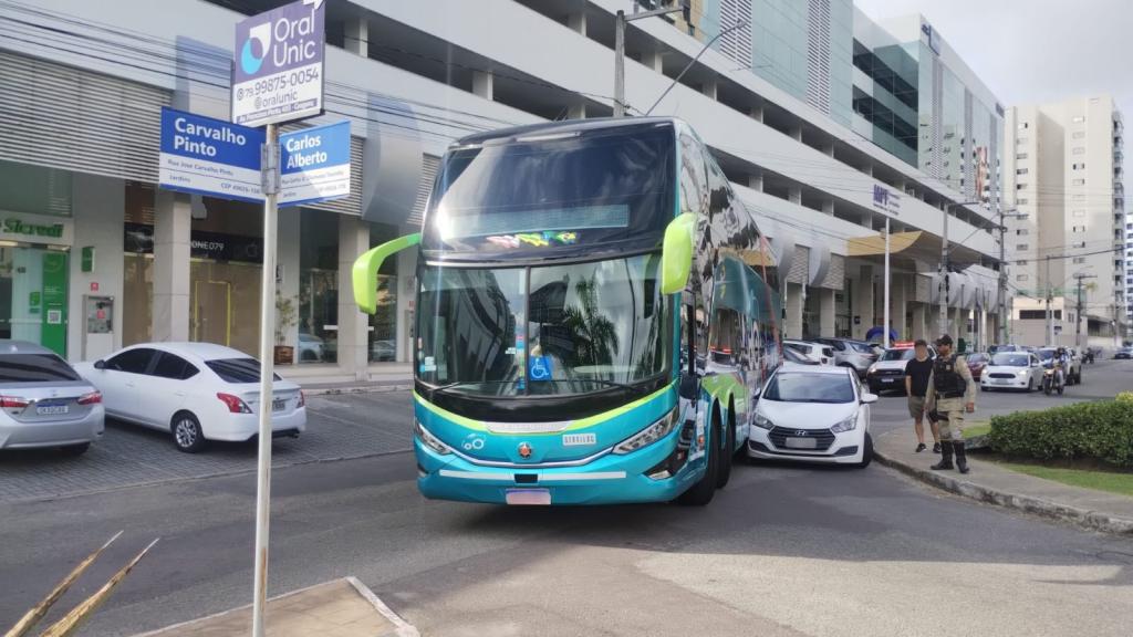 Acidente entre um ônibus e um carro em Aracaju