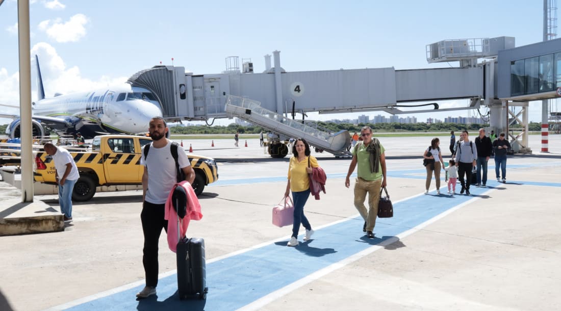 Passageiros desembarcando no Aeroporto de Aracaju