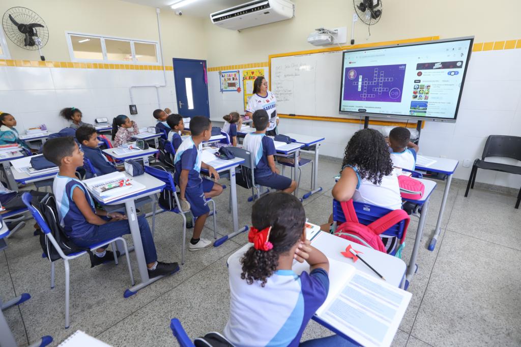 Alunos na sala de aula da escola municipal de Aracaju