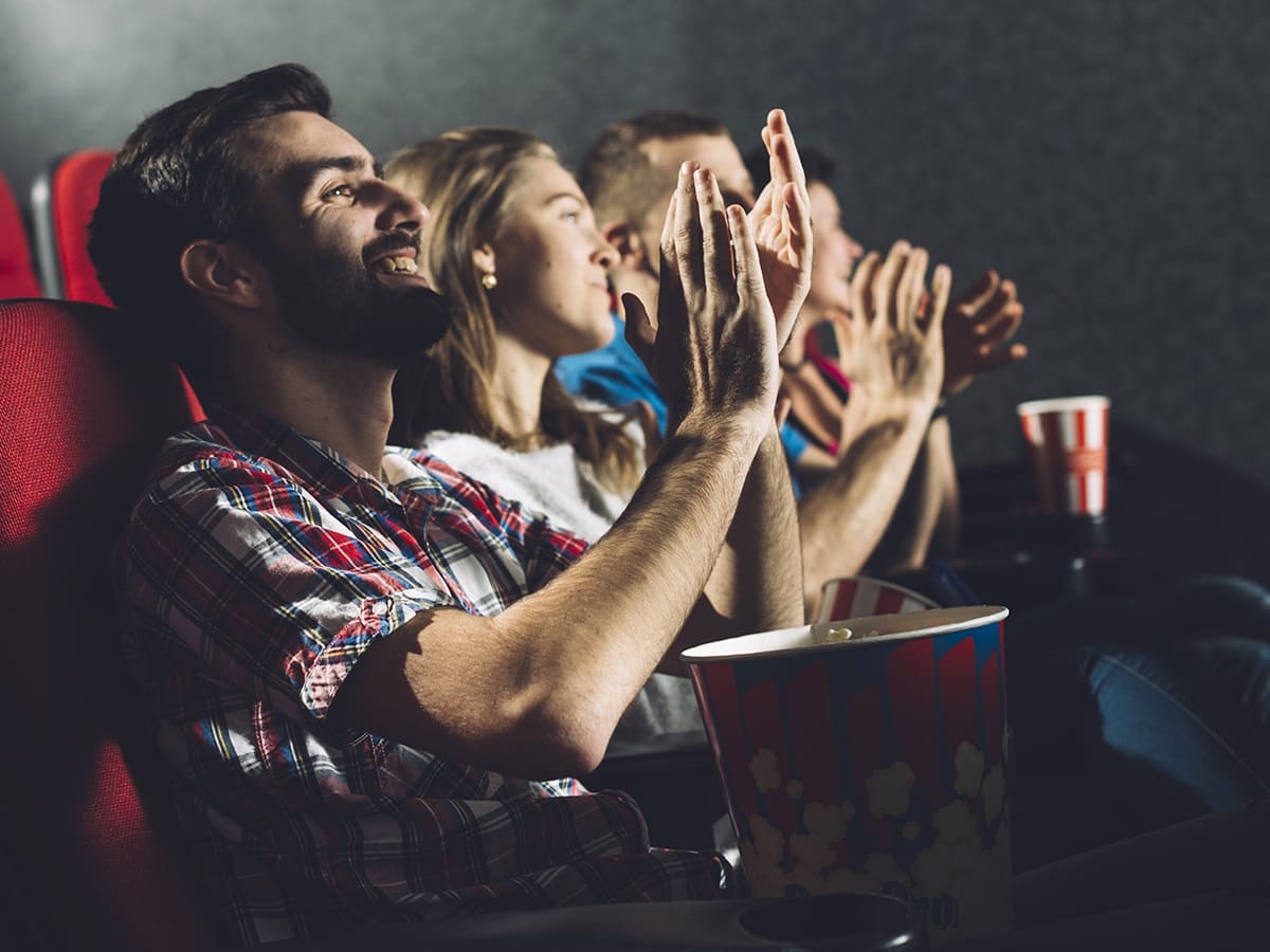 Amigos sentados no sala de cinema 