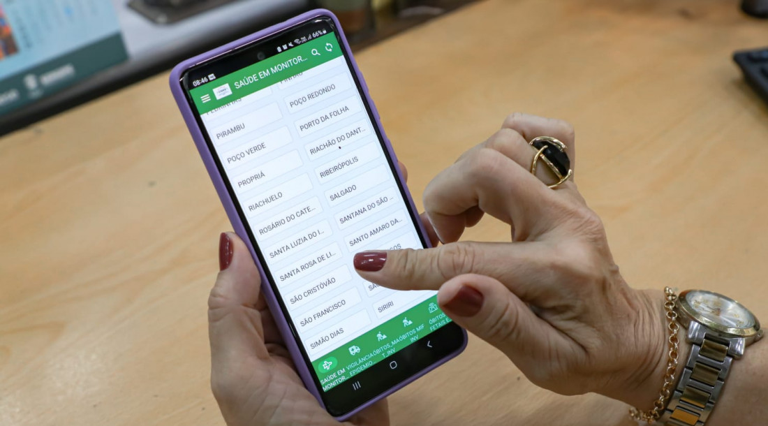 Celular mostrando o aplicativo para monitoramento de indicadores de saúde