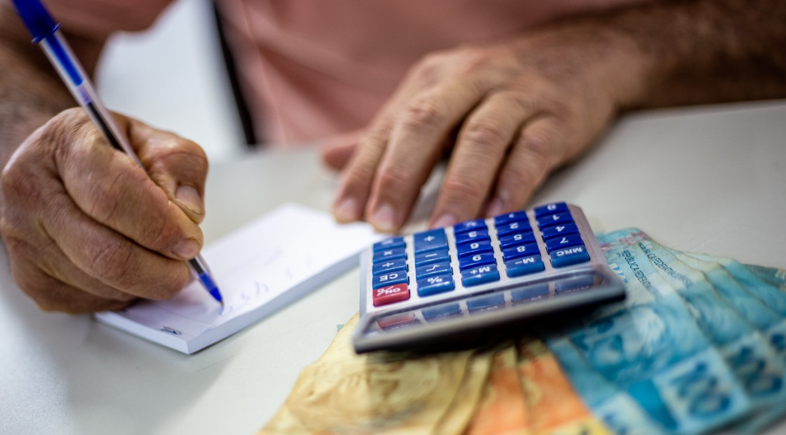 Calculadora em cima do dinheiro