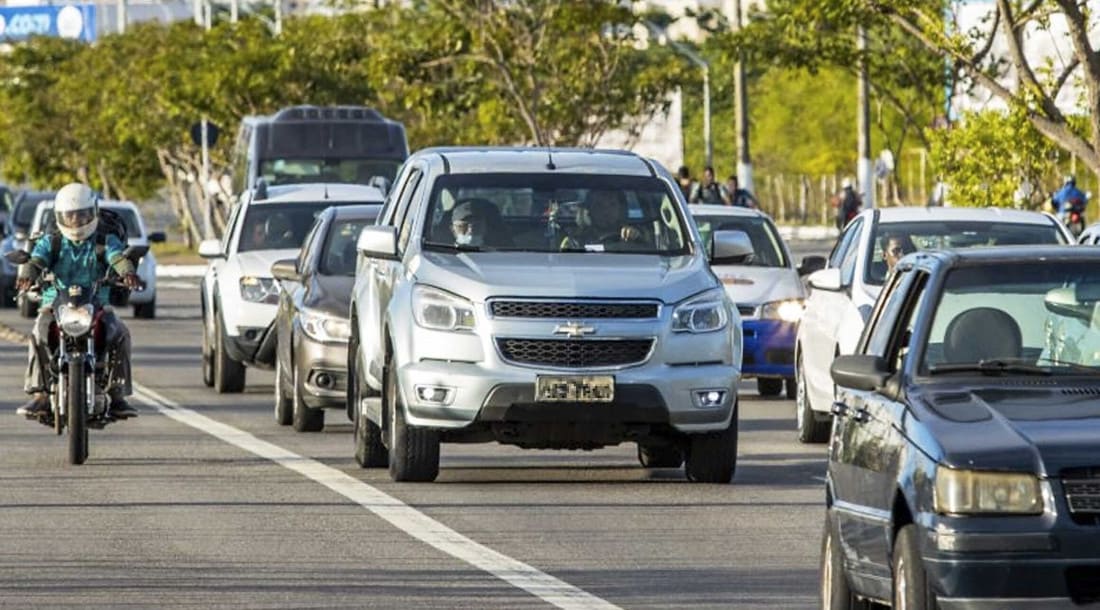 Carros na avenida em Aracaju / Foto: Arthuro Paganini