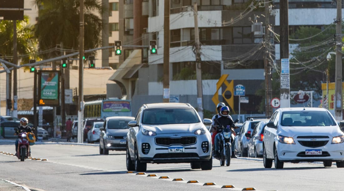 Carros na avenida em Aracaju 