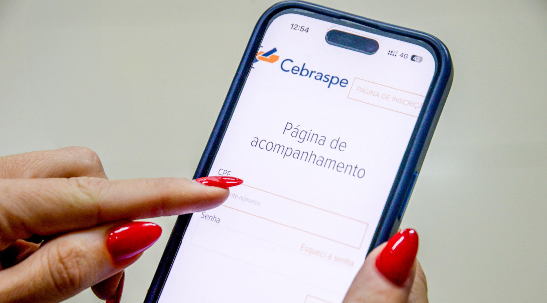 Site do Cebraspe na tela do celular