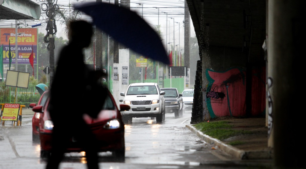 Chuva na avenida em Aracaju