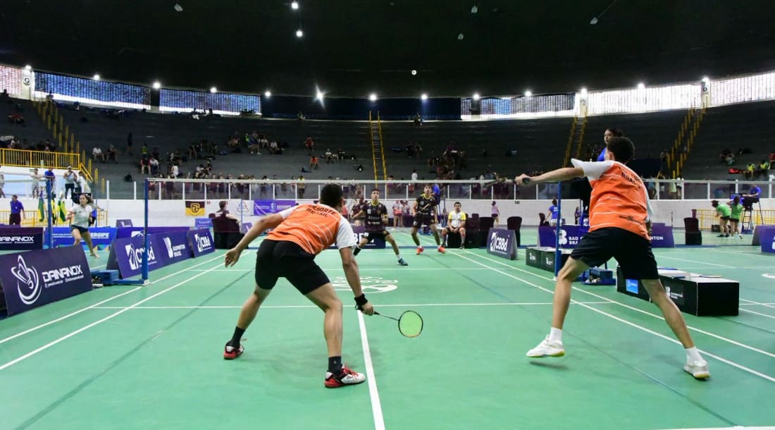 Atletas competindo no Circuito Nacional de Badminton