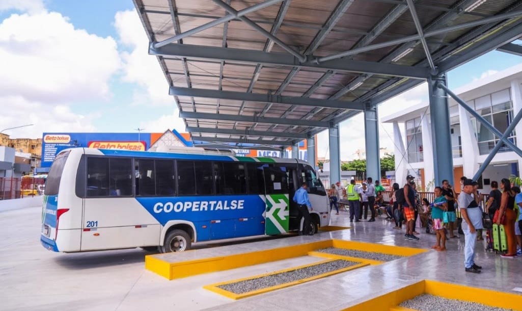 Ônibus da Coopertalse no terminal