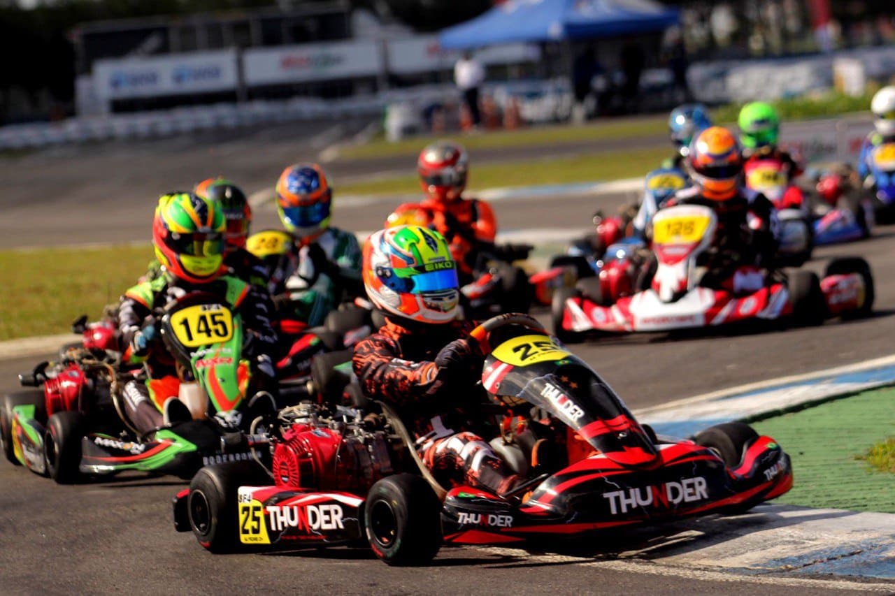 Pilotos correndo no Kartódromo na Copa Brasil de Kart 