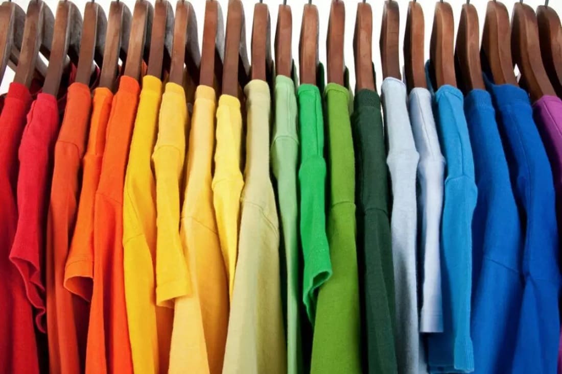 Camisas de várias cores no cabideiro